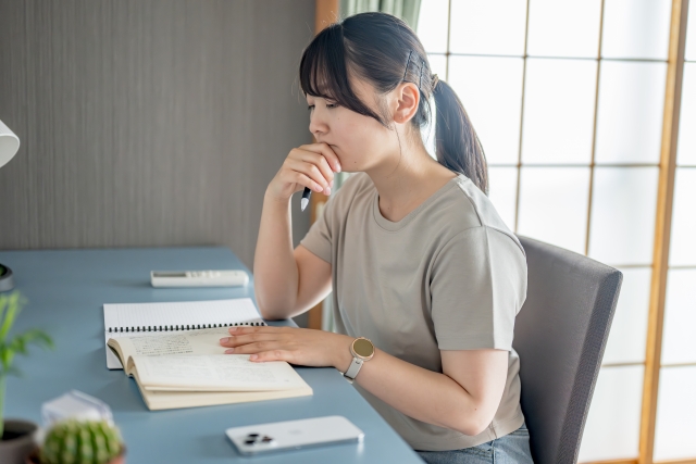 勉強する女性