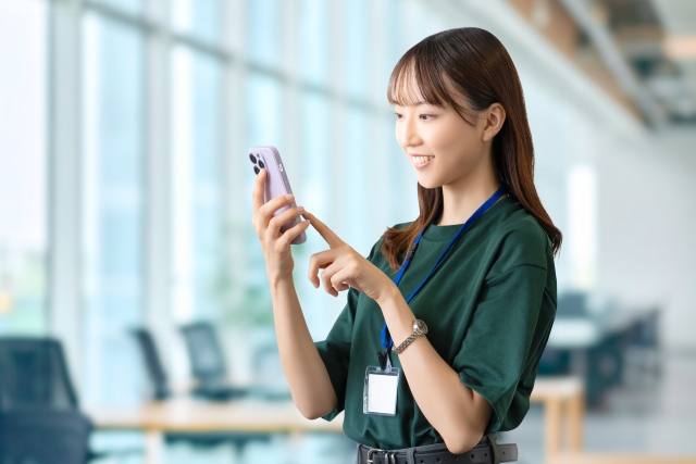 スマホを操作する女性