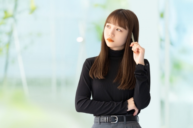 考える女性