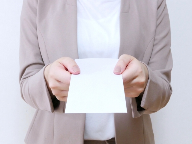 書類を提出する